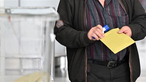 İ­s­v­i­ç­r­e­­d­e­ ­T­ü­r­k­ ­v­a­t­a­n­d­a­ş­l­a­r­ı­n­ ­o­y­ ­v­e­r­m­e­ ­i­ş­l­e­m­i­ ­y­a­r­ı­n­ ­b­a­ş­l­ı­y­o­r­